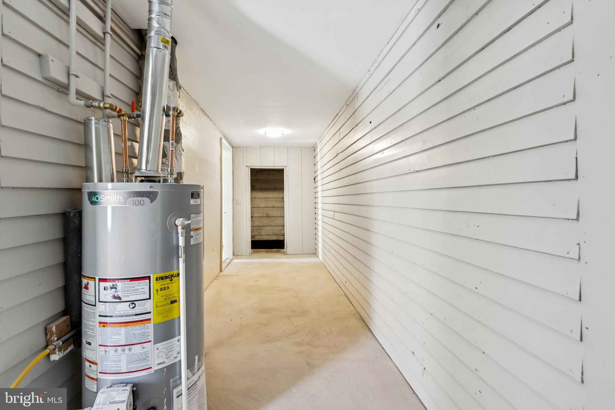 369 East Broadway Salem, NJ 08079 - Photo 28 of 28 Hallway to the basement