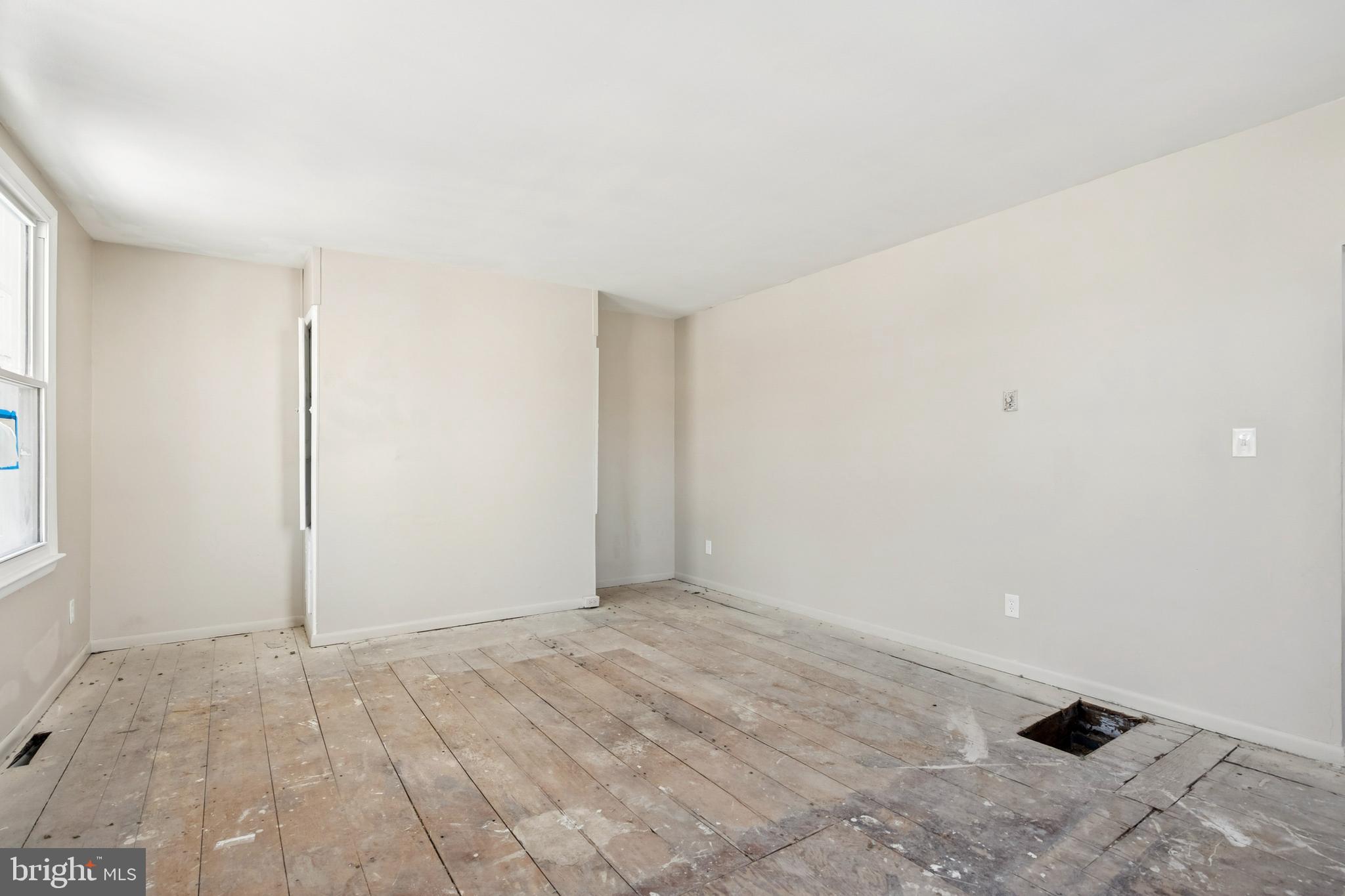 369 East Broadway Salem, NJ 08079 - Photo 3 of 28 Living room