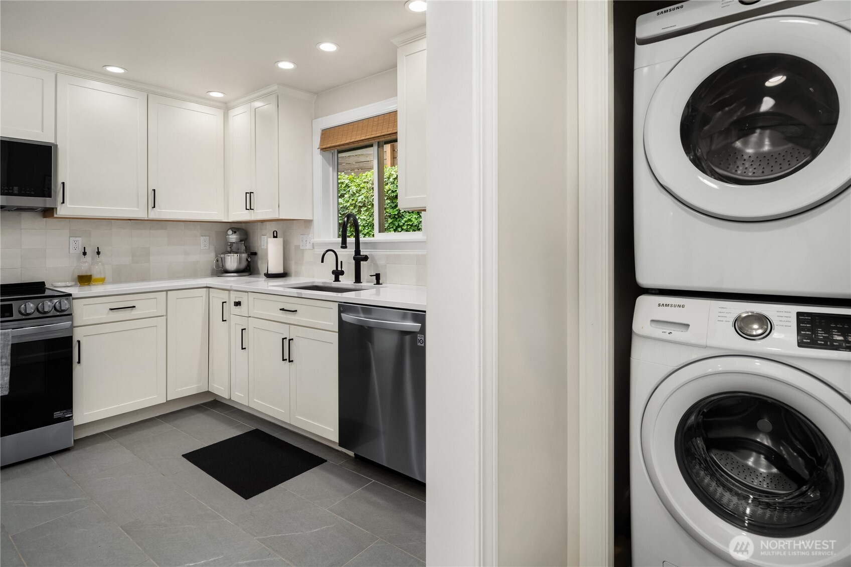 717 West Cremona Street Seattle, WA 98119 - Photo 16 of 30