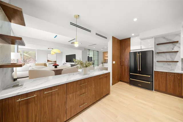 $10,000 | 5255 Collins Avenue, Unit 2J, Miami Beach, FL 33140