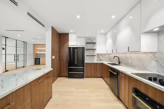 $10,000 | 5255 Collins Avenue, Unit 2J, Miami Beach, FL 33140