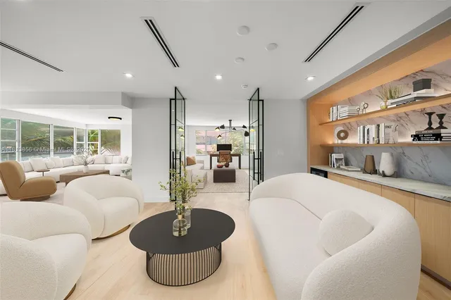 $10,000 | 5255 Collins Avenue, Unit 2J, Miami Beach, FL 33140