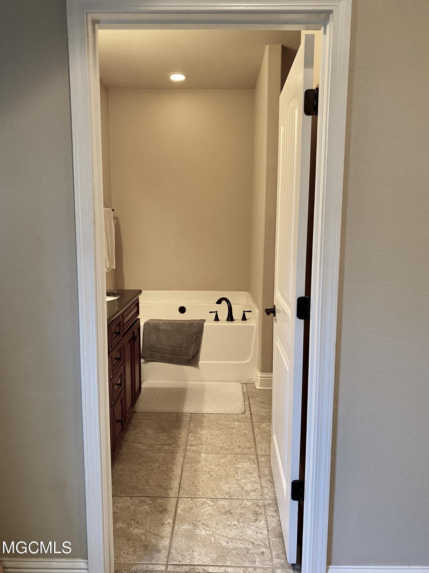 14415 North Swan Road Gulfport, MS 39503 - Photo 15 of 31 Master Bath