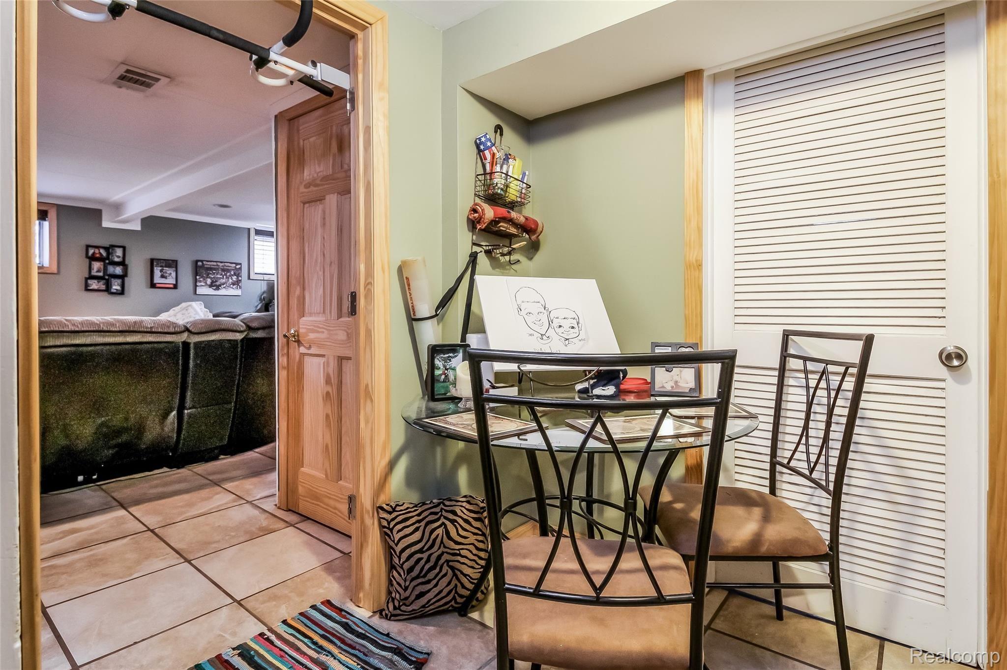 2675 Dutton Road Rochester, MI 48306 - Photo 28 of 42 027-photo-family-room-5533384.jpg