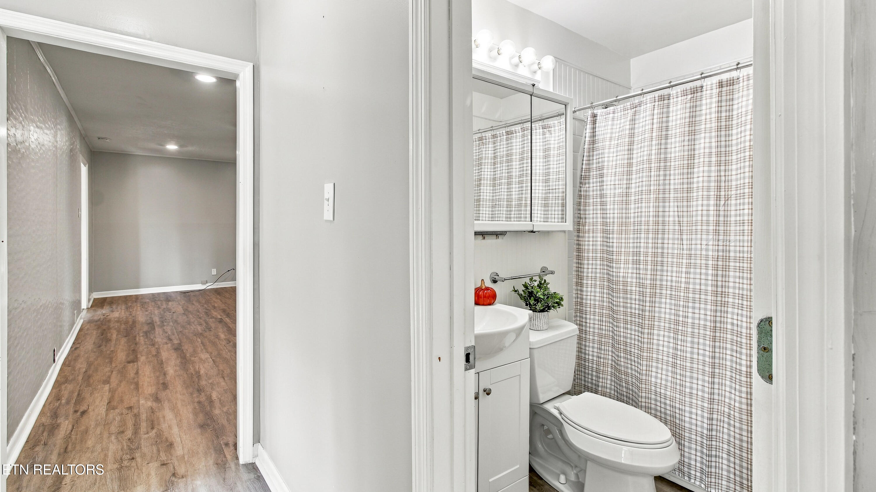 104 Alger Road Oak Ridge, TN 37830 - Photo 27 of 52 Hall Bathroom