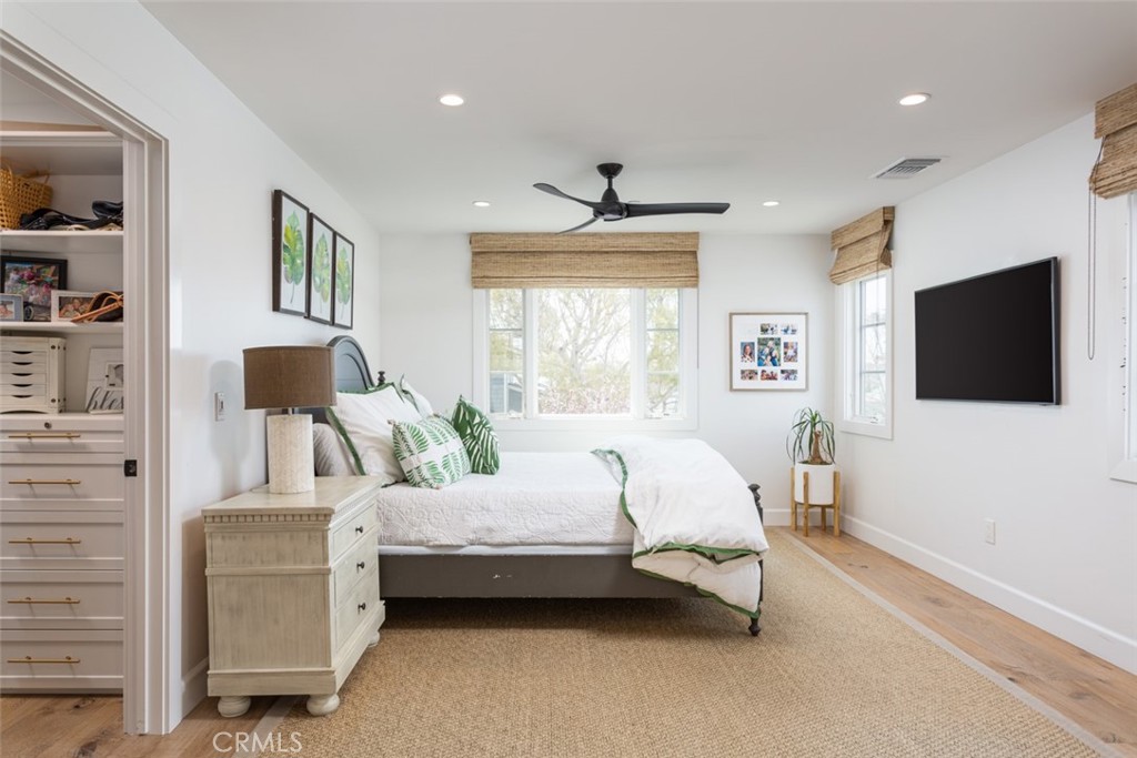 620 Gary Place Newport Beach, CA 92663 - Photo 20 of 36 a bedroom with a bed and a flat screen tv