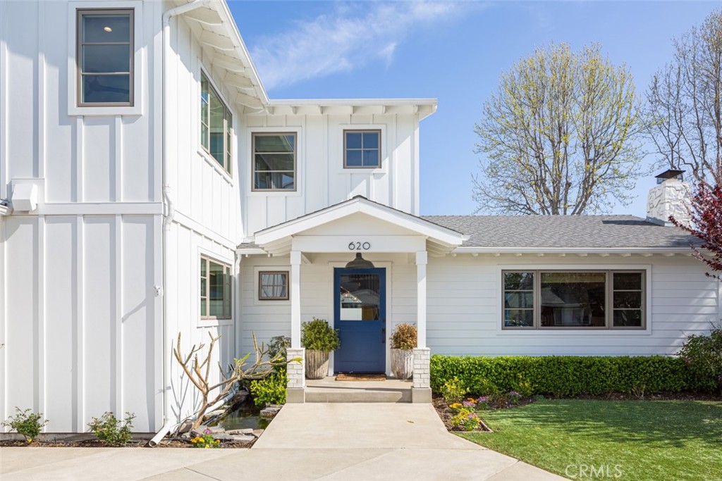 620 Gary Place Newport Beach, CA 92663 - Photo 2 of 36 a front view of a house with garden