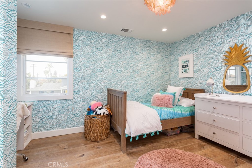 620 Gary Place Newport Beach, CA 92663 - Photo 26 of 36 a living room with furniture and a flat screen tv