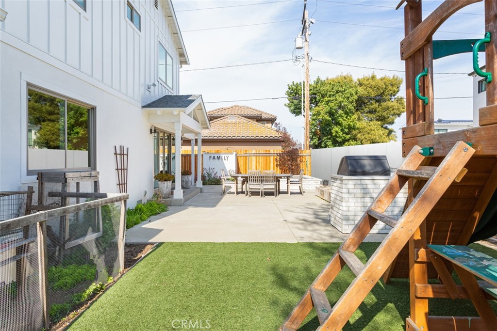 620 Gary Place Newport Beach, CA 92663 - Photo 36 of 36 a view of a house with backyard and sitting area