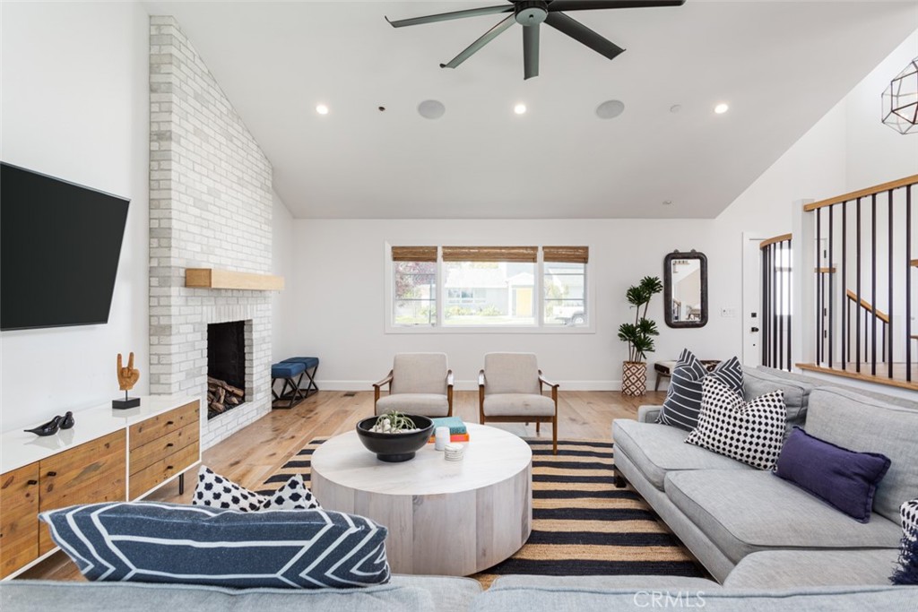 620 Gary Place Newport Beach, CA 92663 - Photo 7 of 36 a bedroom with furniture and a flat screen tv