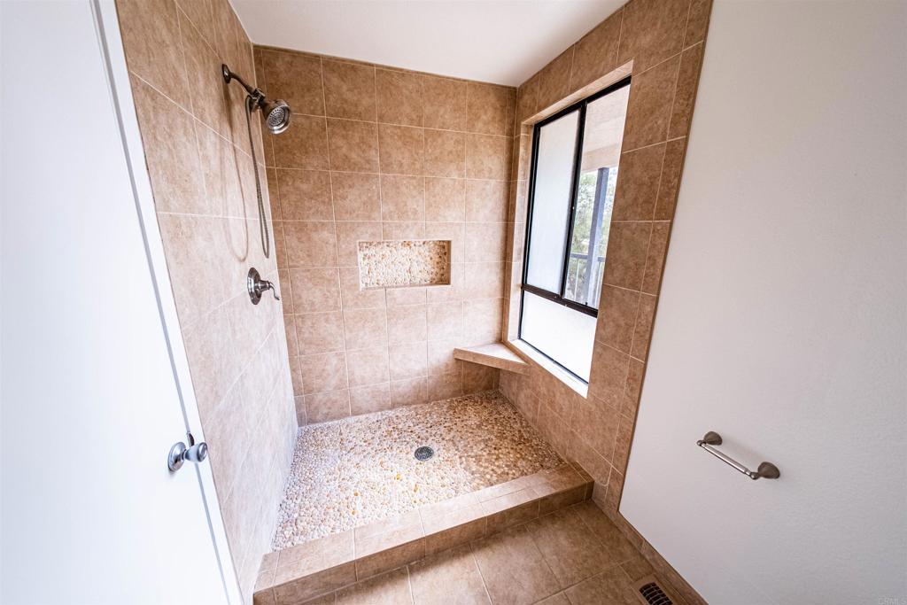 2374 Caringa Way Carlsbad, CA 92009 - Photo 13 of 41