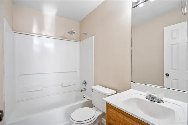 $975 | 1800 Oasis Drive, Unit 102, Mission, TX 78572
