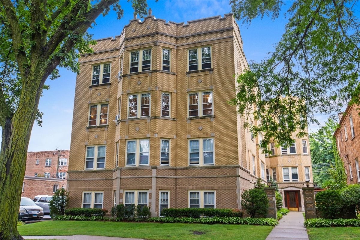 816 Mulford Street, Unit 2R Evanston, IL 60202 - Photo 1 of 13 a front view of a building