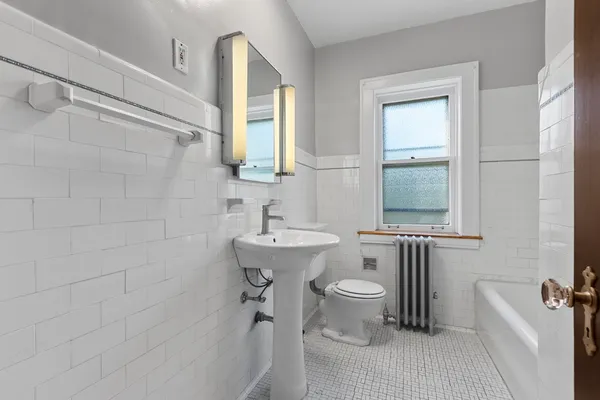 $1,995 | 816 Mulford Street, Unit 2R, Evanston, IL 60202