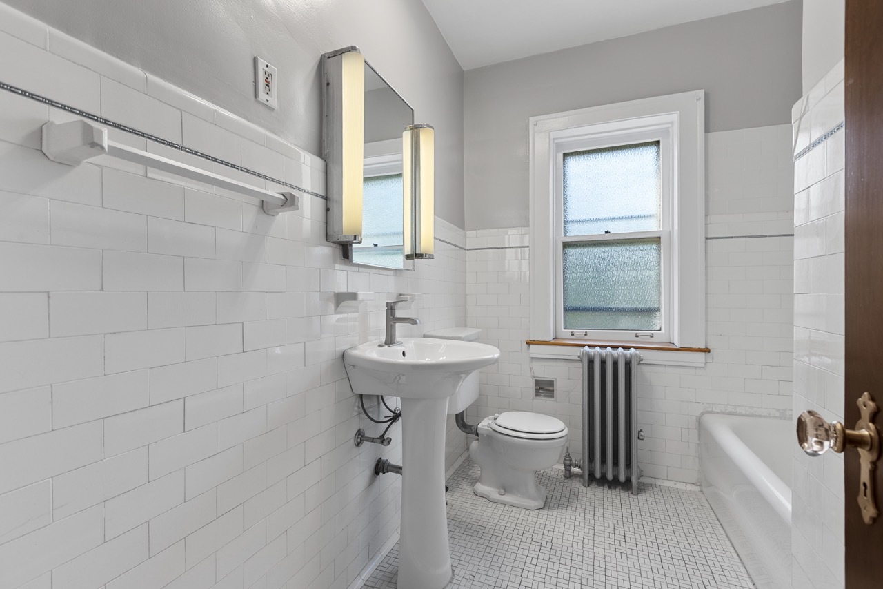 816 Mulford Street, Unit 2R Evanston, IL 60202 - Photo 11 of 13 a bathroom with a sink toilet and shower
