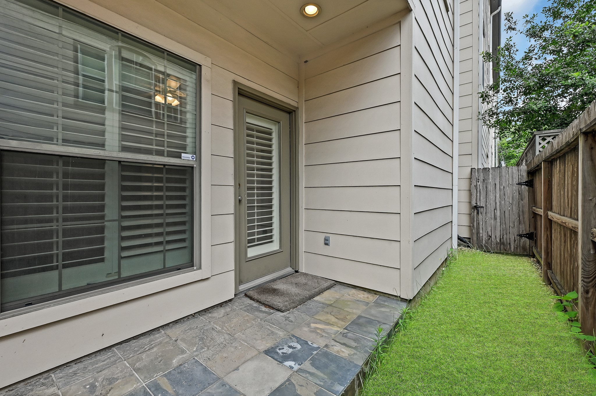 1204 Cohn Street Houston, TX 77007 - Photo 7 of 25 a view of backyard of the house