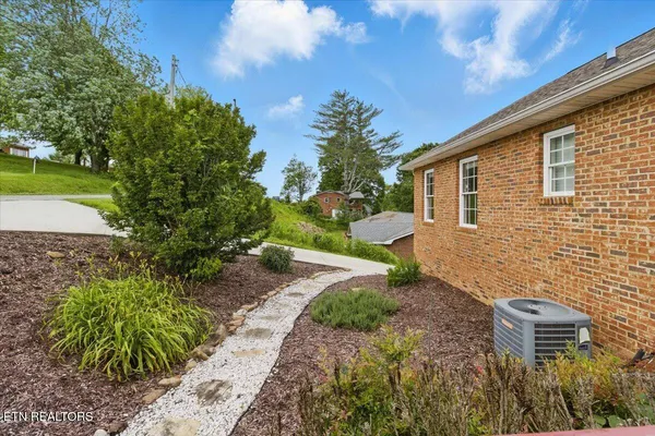 $334,900 | 262 Cresent Street, Harrogate, TN 37752