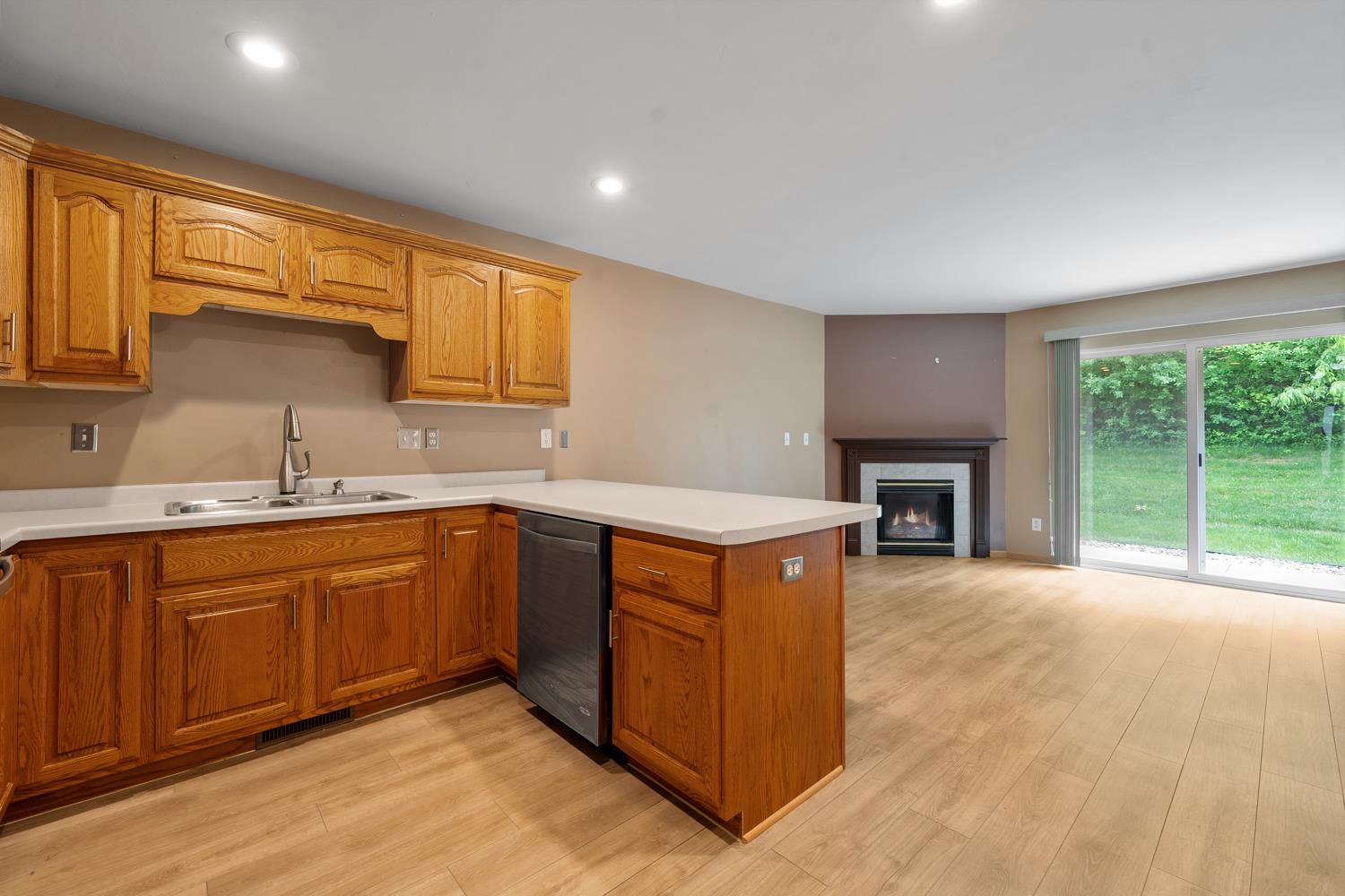 2551 Telluride Trail, Unit F Green Bay, WI 54313 - Photo 6 of 26
