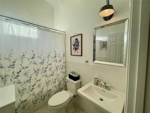 a view of a yard in front of the house