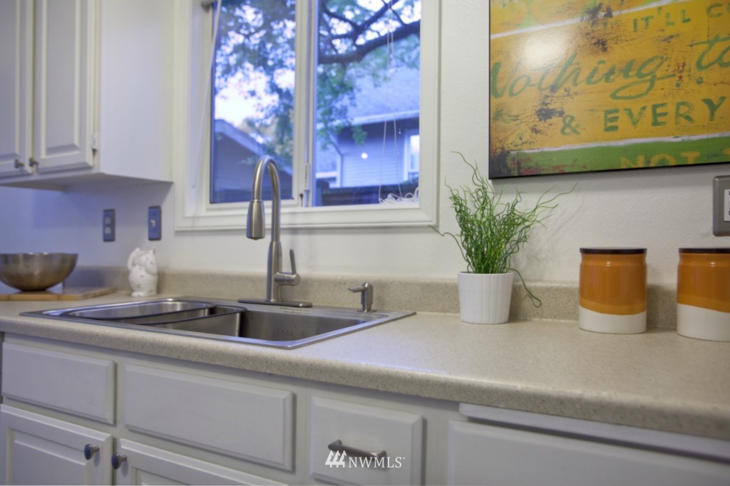 716 North 78th Street Seattle, WA 98103 - Photo 12 of 19