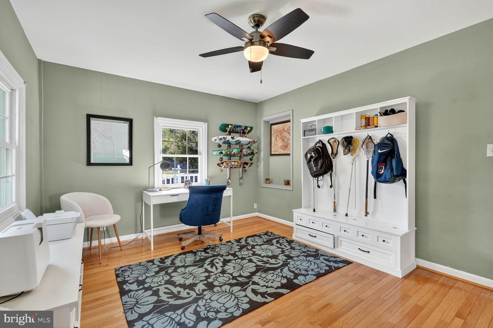 10406 Ewell Avenue Kensington, MD 20895 - Photo 27 of 42 a living room with furniture and a table
