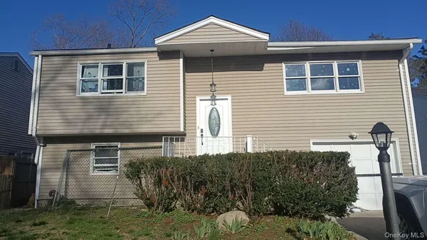 $3,500 | 10 Vilno Court, Unit 2, Huntington Station, NY 11746