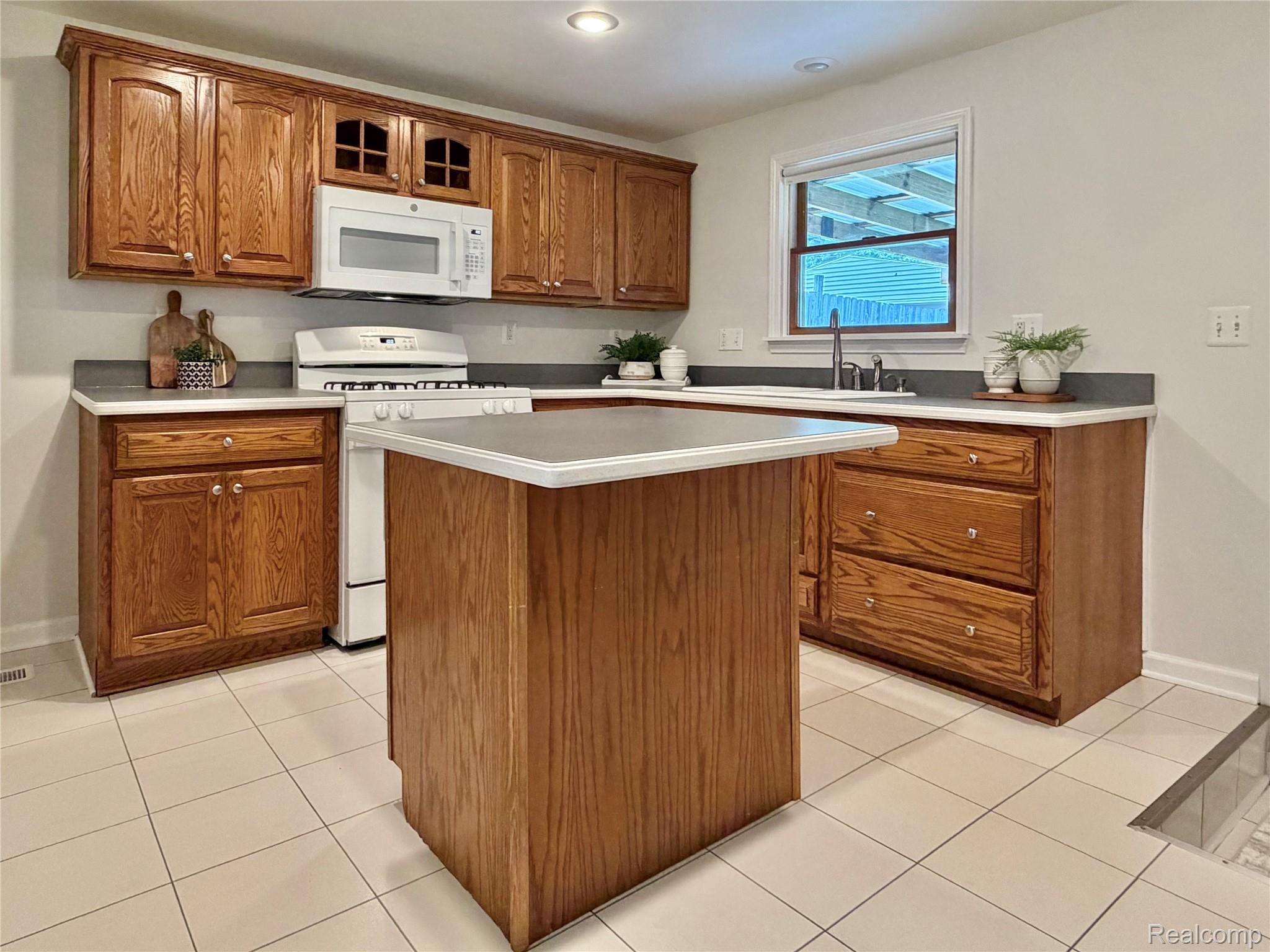 610 Quarter Street Rochester, MI 48307 - Photo 11 of 43 Spacious kitchen