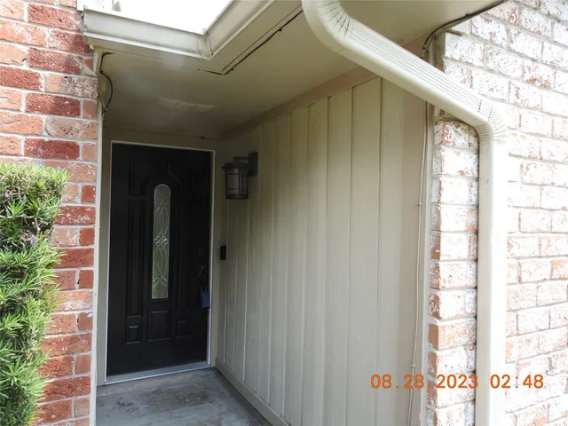a view of entryway with a front door
