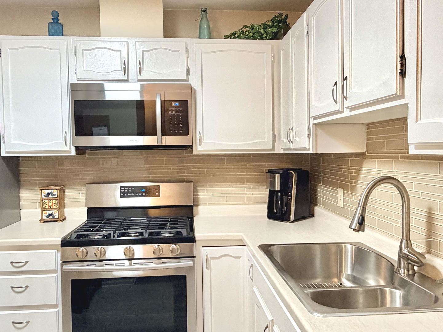 300 East Dundee Road, Unit 102A Buffalo Grove, IL 60089 - Photo 5 of 27 a kitchen with granite countertop a stove and a sink