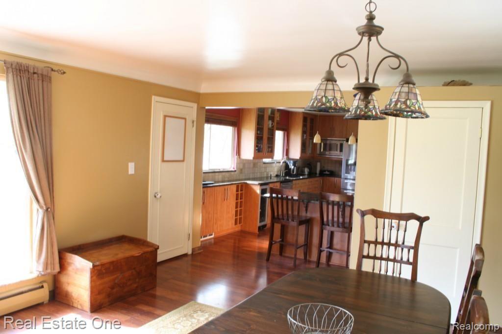 25142 Farmington Road Farmington, MI 48336 - Photo 2 of 22 dining-kitchen area