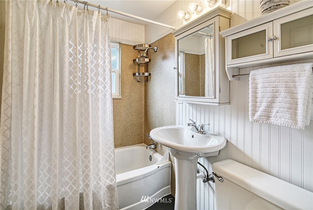 7231 16th Avenue Southwest Seattle, WA 98106 - Photo 11 of 18