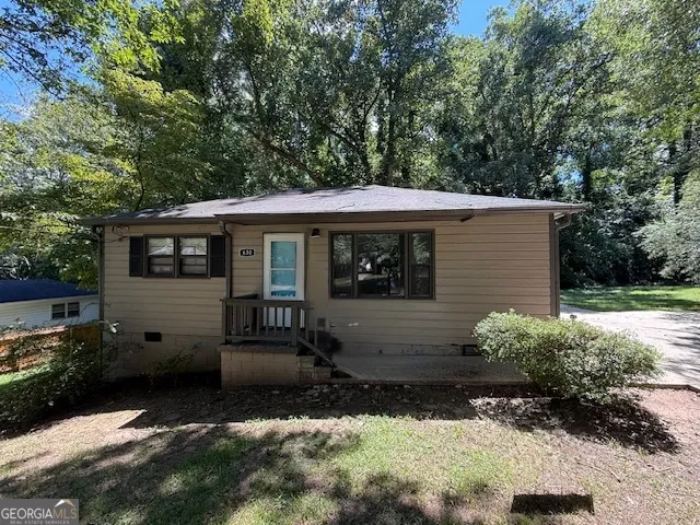 a view of a house with a yard