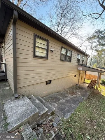 a view of a backyard