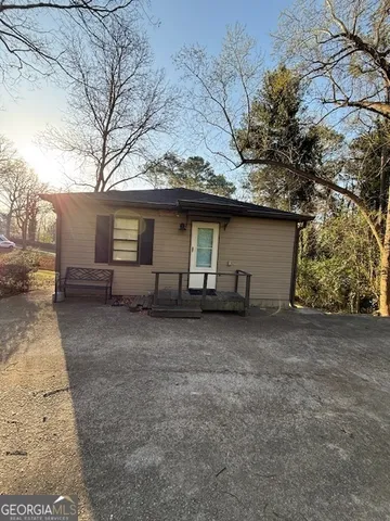 a view of a house with a backyard