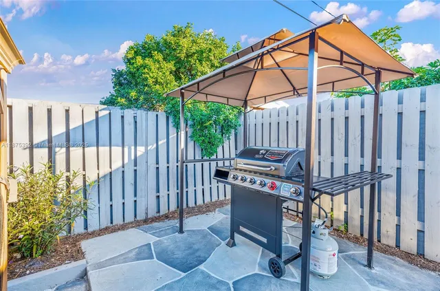 $8,000 | 5740 Northeast 19th Avenue, Fort Lauderdale, FL 33308