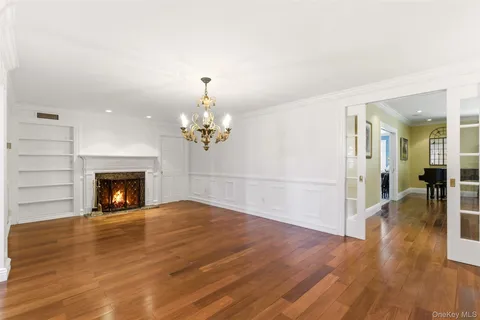 $4,345,000 | 2 Shore Drive, Manhasset, NY 11030