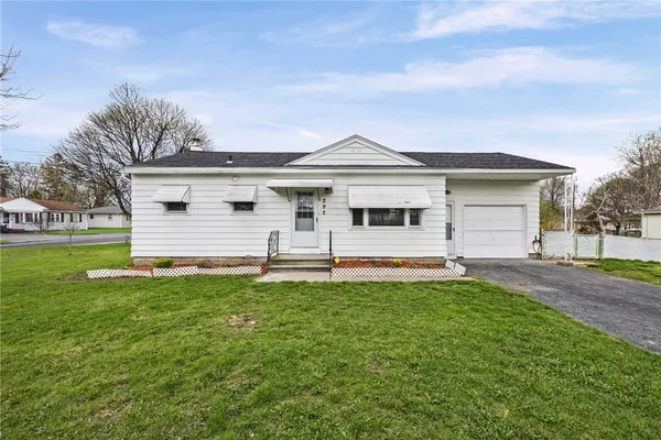 $179,000 | 292 Knapp Avenue, Irondequoit, NY 14609