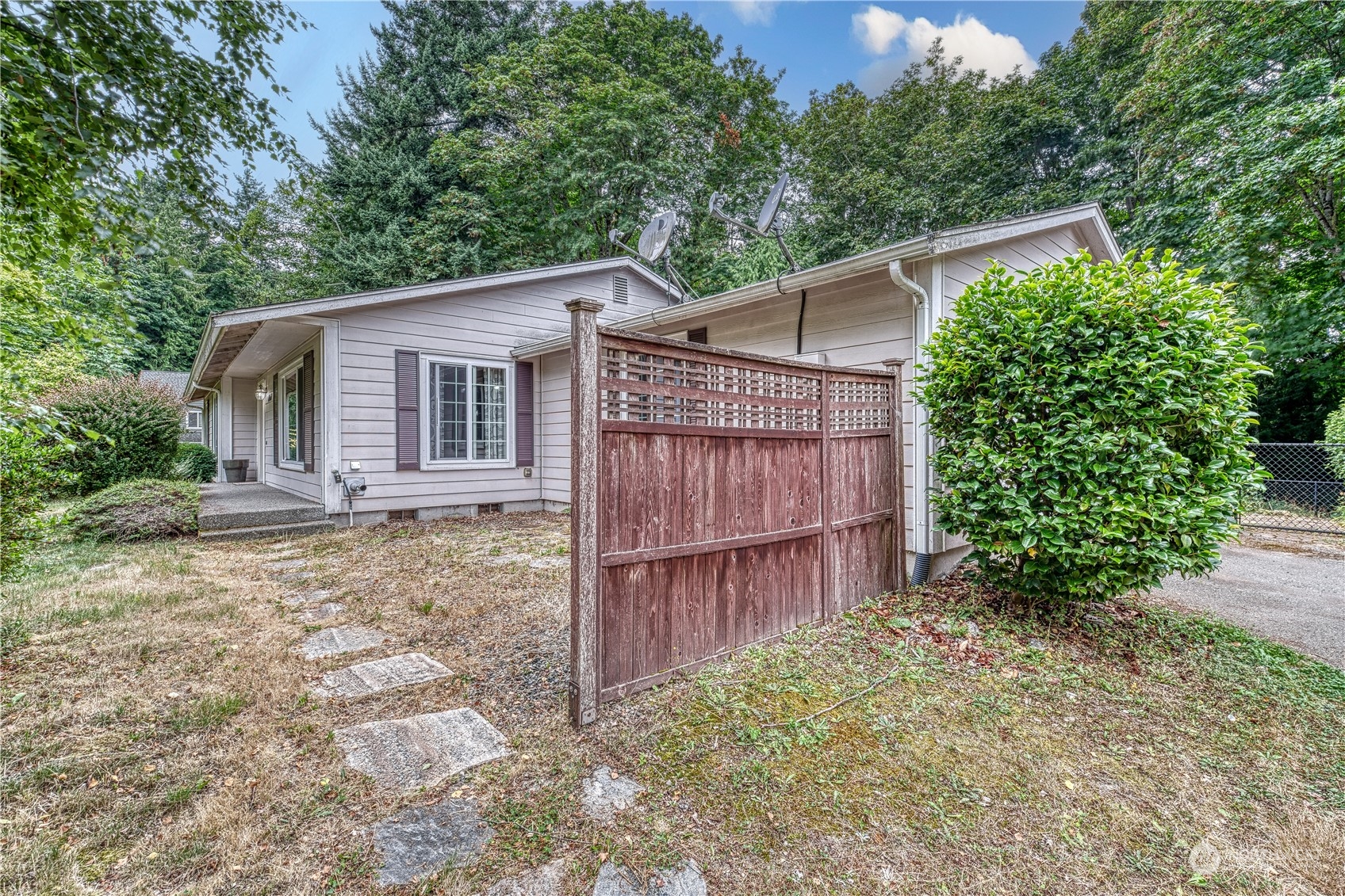 2709 Northeast Strand Road Bremerton, WA 98311 - Photo 3 of 28 Gallery Image 3