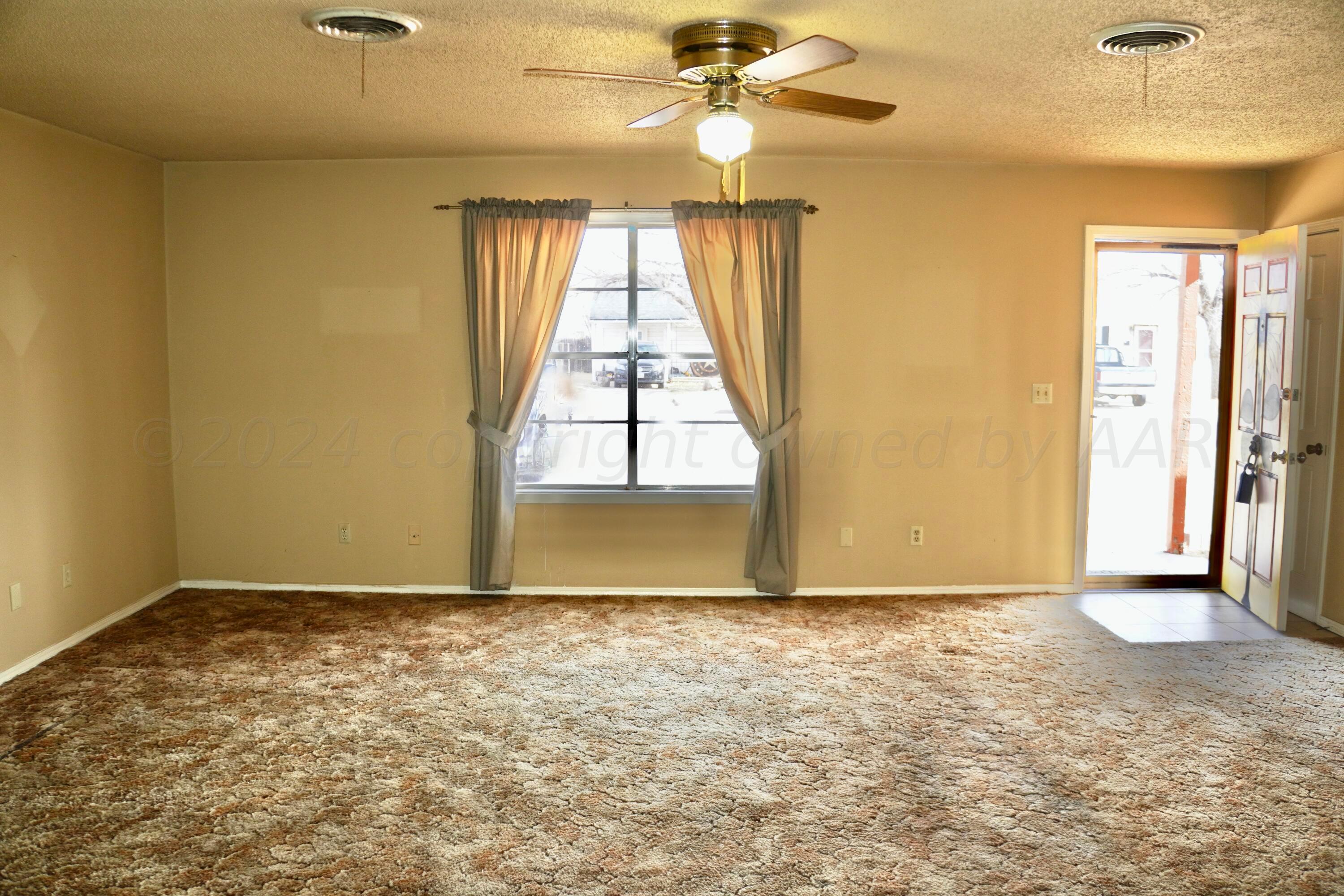4620 South Travis Street Amarillo, TX 79110 - Photo 4 of 17 Living Room