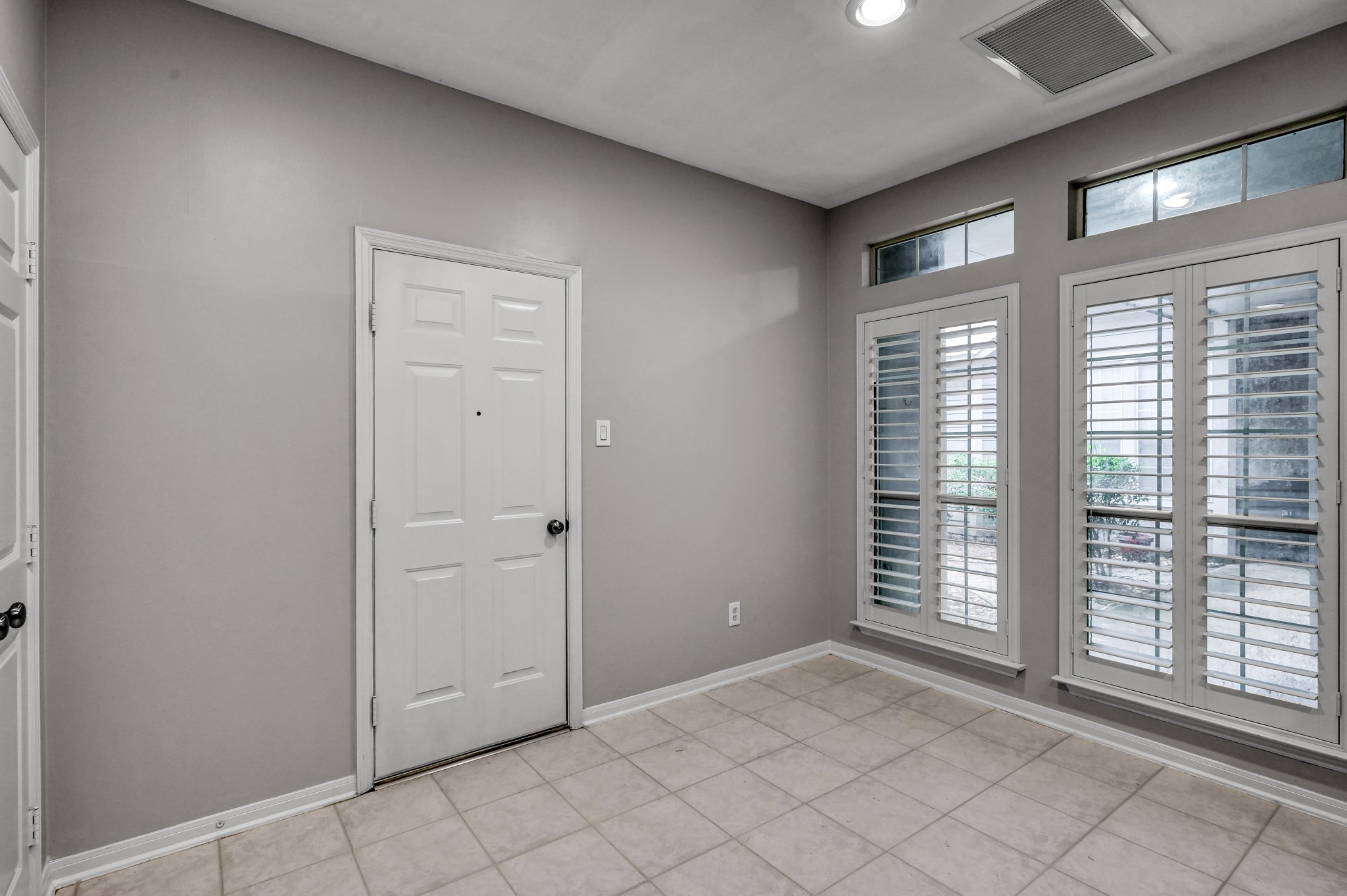 23 Alderon Woods Place Spring, TX 77382 - Photo 14 of 25 a view of an empty room with a window