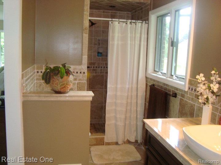 1220 Ruby Avenue Rochester Hills, MI 48309 - Photo 17 of 32
