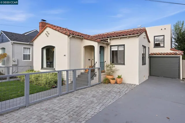 a view of a house with backyard and porch