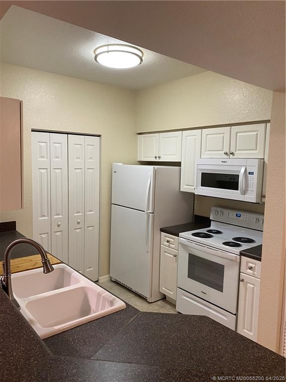 467 Southeast Kitching Circle Stuart, FL 34994 - Photo 6 of 11 a kitchen with a sink a stove and refrigerator