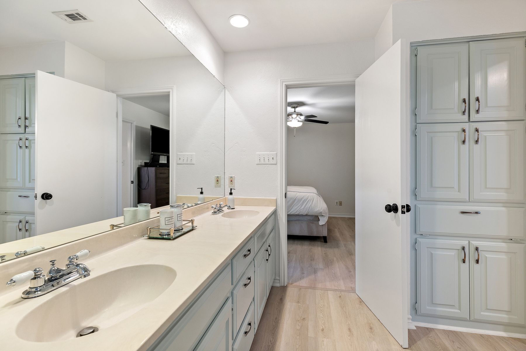 5 Valhalla Court The Hills, TX 78738 - Photo 21 of 34 Spacious Jack-and-Jill bath connecting two guest bedrooms with dual sinks and ample storage.