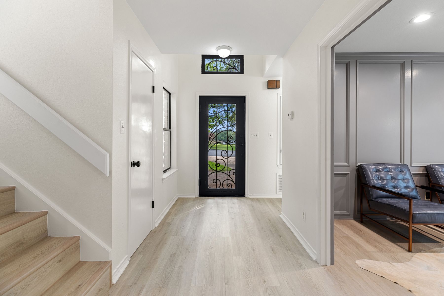 5 Valhalla Court The Hills, TX 78738 - Photo 3 of 34 Bright entry with wide-plank flooring and a welcoming layout.