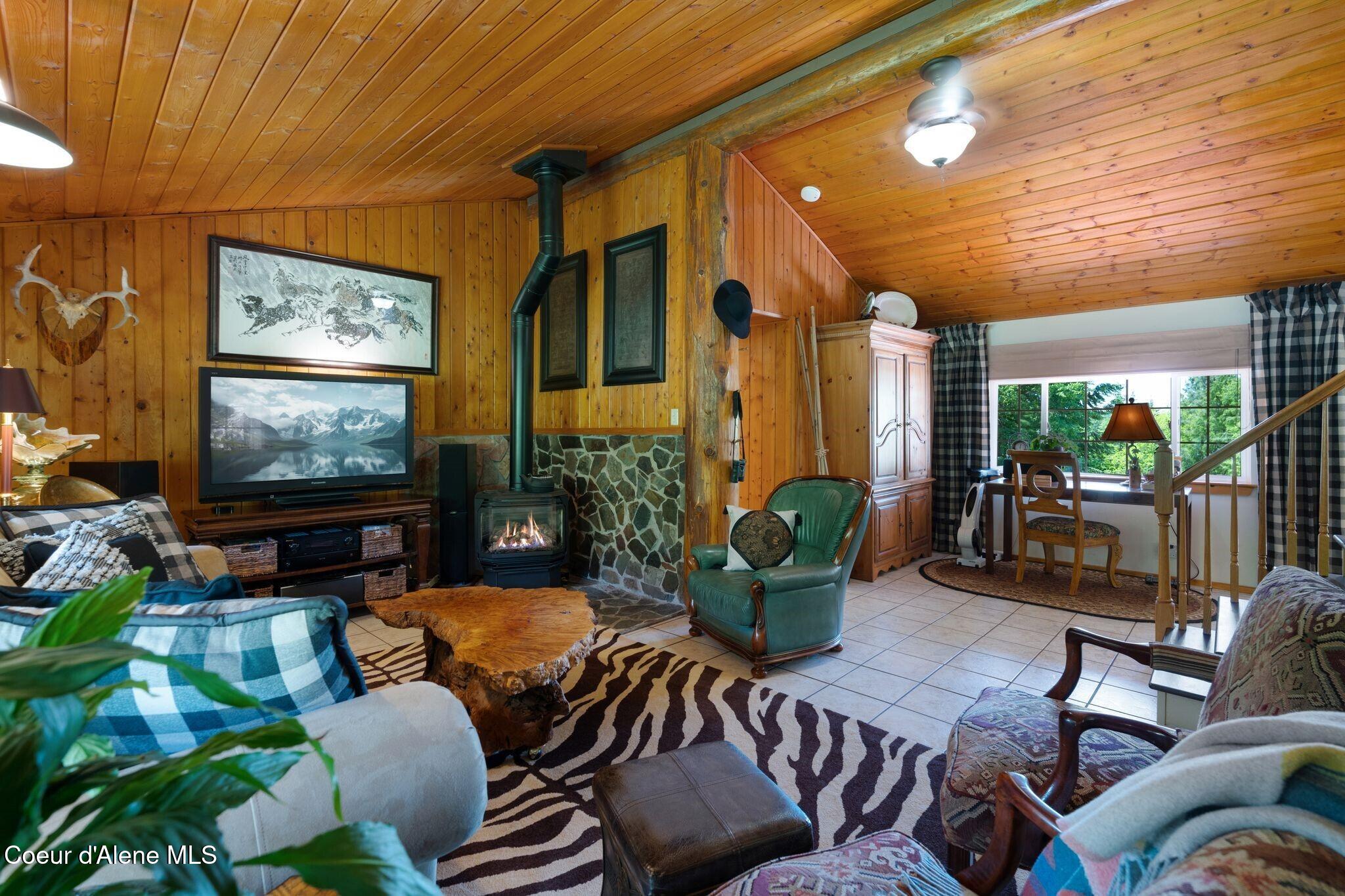 343 West Spring Creek Road Hope, ID 83836 - Photo 14 of 55 Living Room