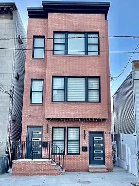$3,900 | 679 Summit Avenue, Unit 2, Jersey City, NJ 07306