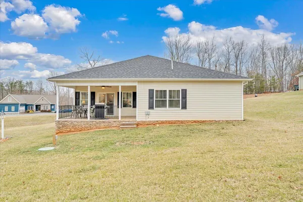 a view of a house with a yard