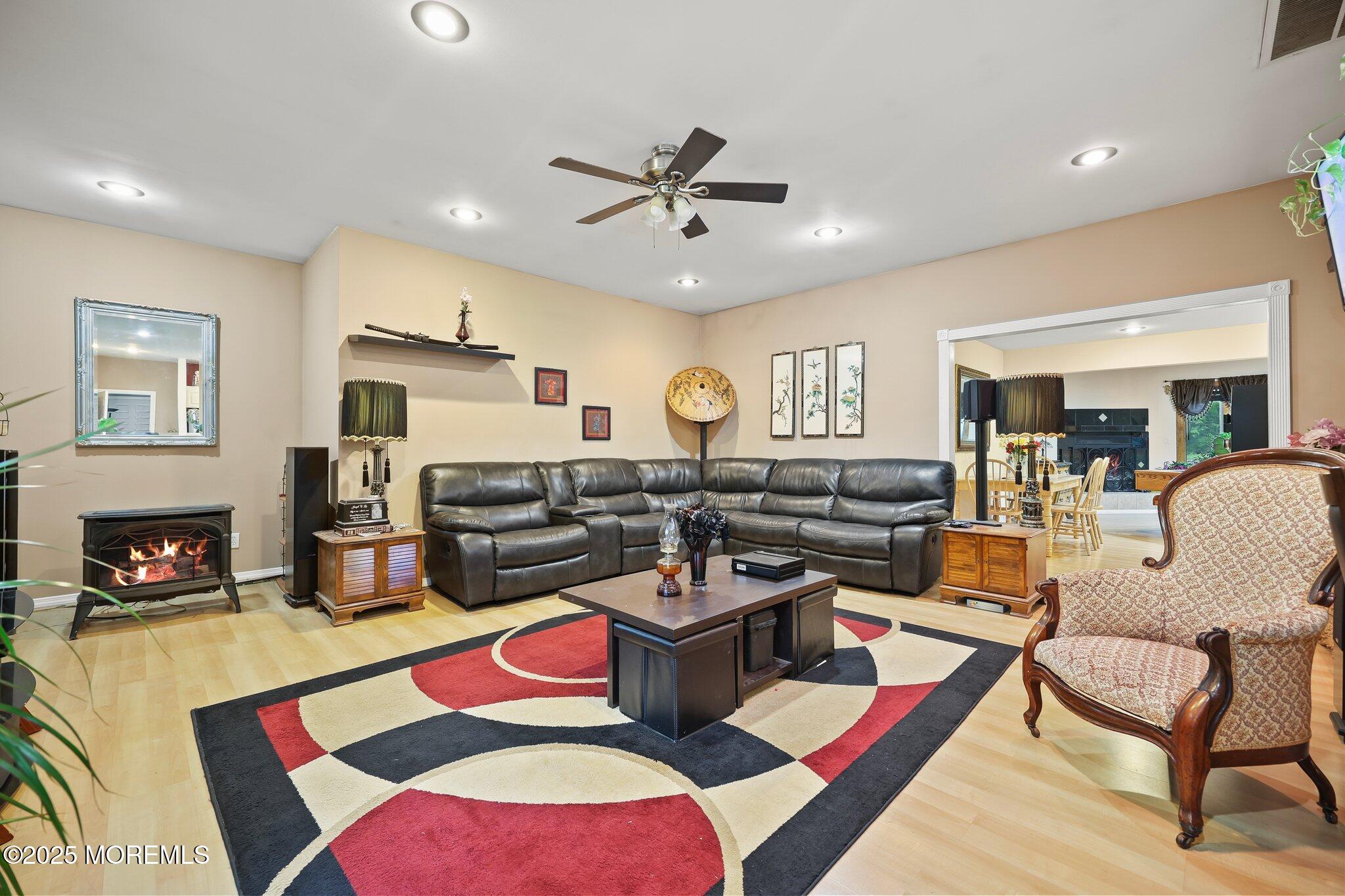639 Eltone Road Jackson, NJ 08527 - Photo 7 of 26 639livingroomnew