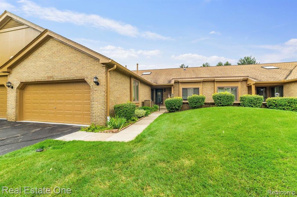 2126 London Bridge Drive Rochester Hills, MI 48307 - Photo 1 of 27